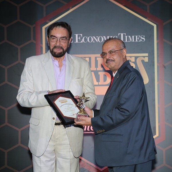 Dr. Muhammed Majeed receiving The Economic Times
Most Trusted Nutraceutical Company award from actor Mr. Kabir Bedi