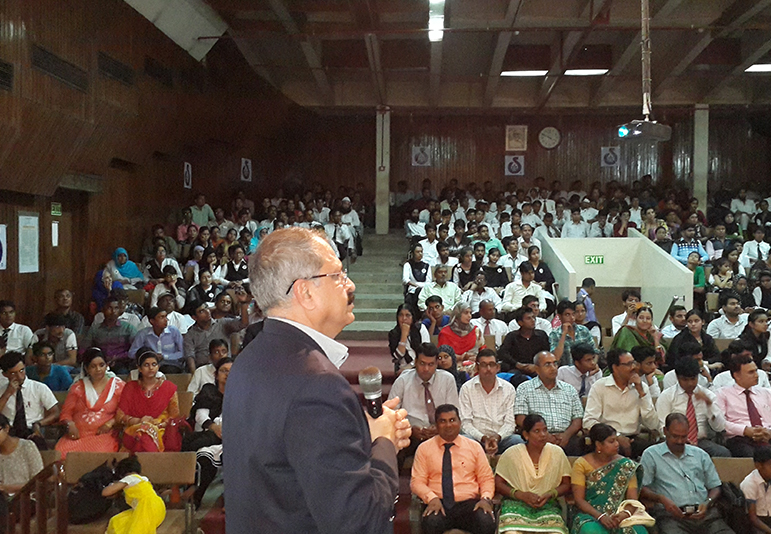 Dr. Majeed Foundation Distributed The Cheques to the Needy Students as Educational Assistance Under Its Project 'UMMEED'. Mr. Shaheen Majeed - Markteing Director Sami-Sabinsa Group was the Chief Guest