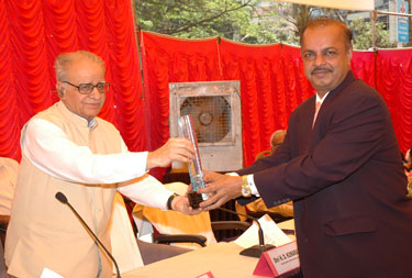 Receiving Memento from Governor of Karnataka